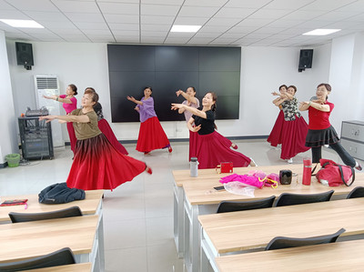 舞动夕阳风采，共迎黄梅盛宴——吴樾社区文艺创作与表演的和谐交响